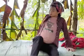 这个大肚子女人太可怜了，被丈夫赶出家门在大山里肚子生下视频封面