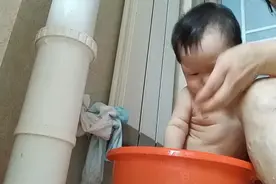 早上洗澡  洗完澡站立  开始吃饭吃得香   睡梦里伤心