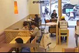 监控下感人的一幕，农民工父亲带女孩吃汉堡，随后感动瞬间视频封面