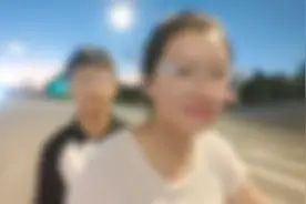 去超市的路上碰到一群消防员在跑步视频封面