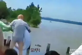 两名男童不慎身陷洪水,“光头哥”不顾家人反对毅然下水救人视频封面