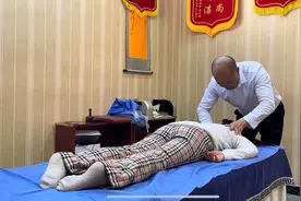 美容院老板娘腰部不舒服，调理完后感觉轻松多了。视频封面