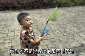 航航充实的一天，忙着捞鱼忙着跟美女阿姨吃饭忙着跟表姐抢榴莲