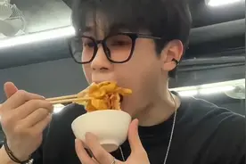 留学生回国一天炫八顿饭，父母追着喂健胃消食片...视频封面