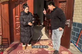 阿旭错把静静的丝袜当秋裤穿出去，结果太尴尬了视频封面