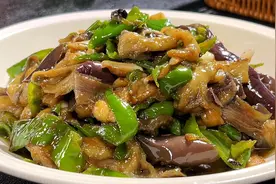 青椒炒茄子想要做好吃也有技巧，大厨教你简单做法，软烂又入味视频封面