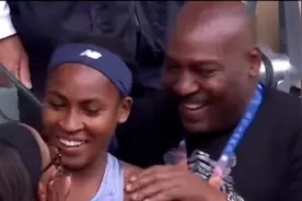 法网决赛太精彩了！萨巴失误高芙夺冠后喜极而泣，跪地给妈妈比心视频封面