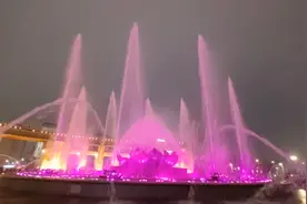 济南游，泉城广场，音乐喷泉，美轮美奂，流光溢彩，人流如织视频封面