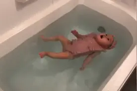 把7个月宝宝留在浴缸里，随后反应太神奇，超乎想象的婴儿潜能视频封面