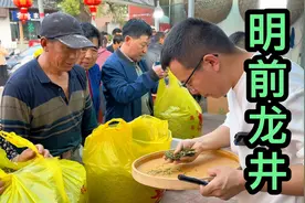 大鹏来到杭州的龙井茶市，现场拿下120斤明前龙井，这豆香太足了视频封面