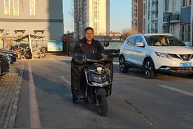 电动自行车，可以加装辅助轮，当电动三轮车骑行。
