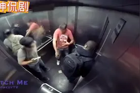 电梯喷射战士，憋不住直接喷粪，旁观者可遭大罪了！