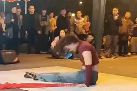 生活不易，女子街头卖艺！精彩舞蹈，令路人围观纷纷赞绝！视频封面