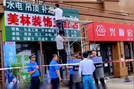 城管不亮执法证执法被店主质疑，大家觉得城管需要出示执法证吗？