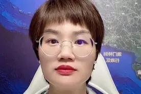 印度人在中国坐高铁，全程光脚踩在桌板上