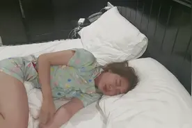 遇到一个爱睡懒觉的越南女朋友是个什么样的体验。视频封面
