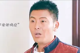 工地下暴雨农民工冒雨盖水泥 不料被董事长看到 这下走运了视频封面