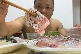 广西表叔吃鱼生真猛，一口接一口太爽了，你敢吃吗？视频封面