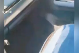 女子喝酒吐车上，司机要300元清洁费女子撒泼不给，司机直接锁门视频封面