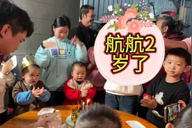 航航2岁了，今天男士下厨，二舅娘跟阿珍有条不紊的做好后勤工作