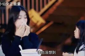 女孩在地上画妈妈蜷缩在怀里