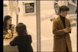 女孩看到帅气男生，不好意思要联系方式，妈妈神助攻