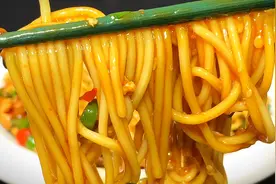 秋天来了，教你一道茄子盖浇面，茄子软糯鲜香，面条劲道十足。