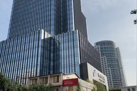 石家庄第一高楼造型别致引人遐想 旁边众鑫大厦三年前也跟着火了视频封面