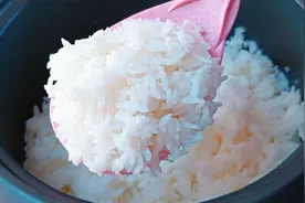 煮米饭别直加水了，教你饭店不外传秘诀，米饭松软香甜，超好吃