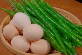 青椒炒鸡蛋，到底是先炒青椒还是先炒蛋，今天分享最简单家常做法