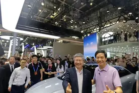 雷军亲临车展，小米展厅万人涌动视频封面