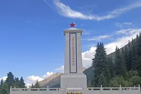 乔尔玛烈士纪念碑——“为独库公路工程献出生命的同志永垂不朽”