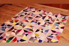 把小块布料拼在一起，制作成一块漂亮的布艺床单