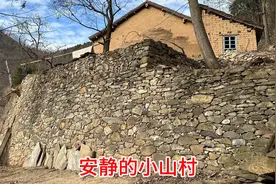 安静的小山村，只有三户人家土地在家周围，晒着太阳听老人讲往事视频封面