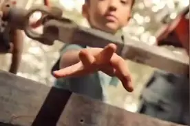 《平凡英雄》真实事件改编。讲述的是小男孩身受重伤，感人致深。视频封面