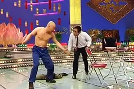 陈佩斯在舞台上袒胸露乳，观众居然还不反感