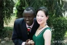 广州女孩儿嫁给非洲黑人小伙儿婚礼现场女方亲属无人出席丢人现眼视频封面