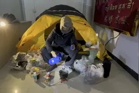 零下18°C骑行西藏，天黑找不到露营地，意外捡到豪华废弃房视频封面