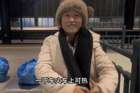 凌晨一点，两个人坐火车去哈尔滨，看看火车上的人多吗视频封面