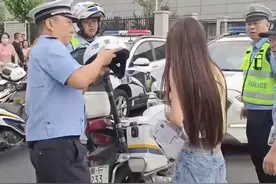 美女考生走错考场，高考这打扮的也是第一次见。视频封面