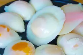 水煮荷包蛋不要直接下锅煮，教你一招，不散花无白沫，好看又好吃视频封面