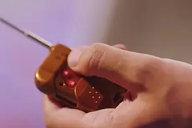 广场舞大妈半夜扰民，大爷利用高科技一招制服。视频封面