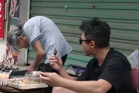这一刻席地而坐的邓超，彻底打了内娱明星们高高在上的脸 #邓超