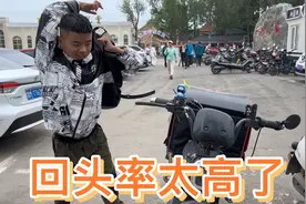 残疾小伙在县城送外卖，一单就能赚十块钱，走在路上回头率还很高