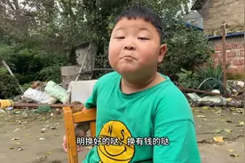 熊孩子天冷没衣服穿，大冷天穿着短袖和短裤，问叔叔要厚衣服穿！视频封面