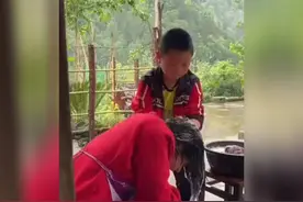 他年仅8岁，却担起了照顾妈妈的重任。