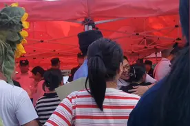 高考结束。青岛即墨一中和即墨实验中学门前的感人场面