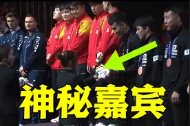 世乒赛男团颁奖现场，惊现神秘嘉宾！国乒男队偷看，球迷送上祝福视频封面