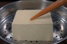 把豆腐上锅蒸一下，出锅就是一道经典美食，大人小孩都爱吃，真香