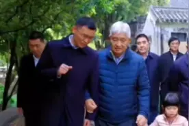 荣毅仁之子荣智健全家在无锡梅园参观视频视频封面